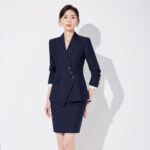 ชุดสูททำงานผู้หญิงสีนำ้เงินปกป้านแต่งกระดุมเรียงแขนยาวมาพร้อมกระโปรง